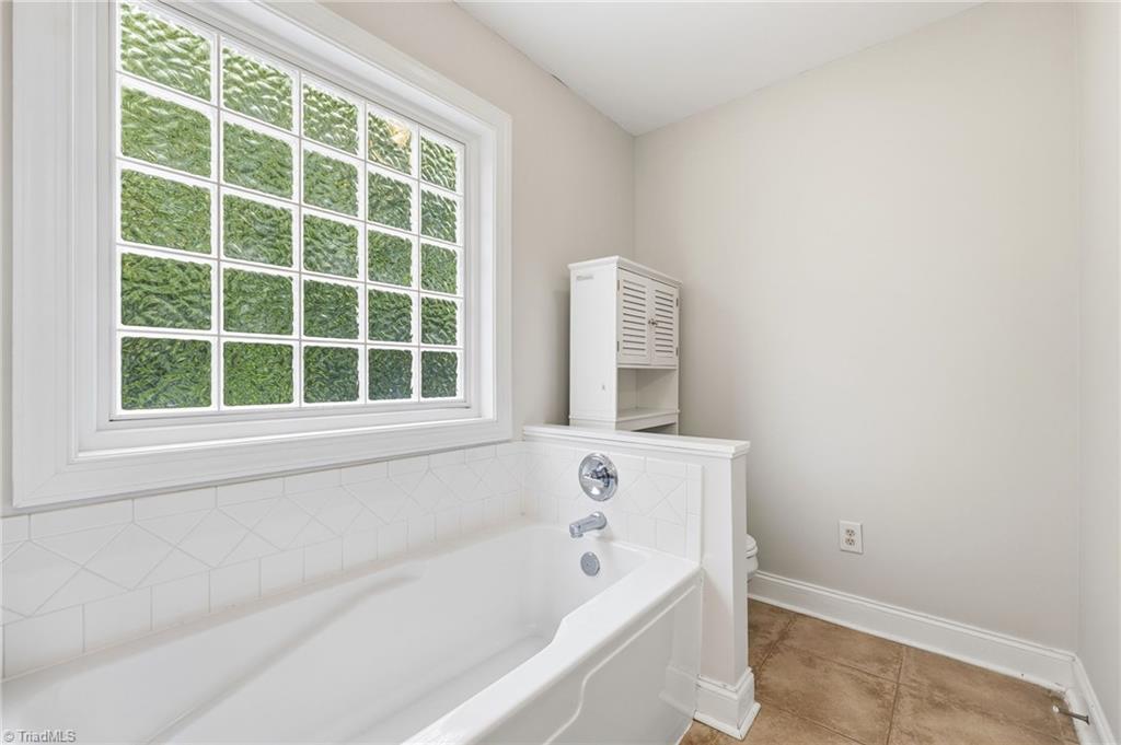 265 Link Road Reidsville, NC 27320 - Photo 29 of 41 Primary Tub