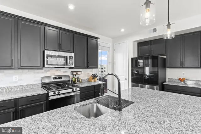 $550,000 | 3992 Shire Meadow Lane, Triangle, VA 22172