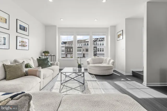 $550,000 | 3992 Shire Meadow Lane, Triangle, VA 22172