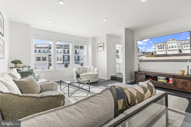 $550,000 | 3992 Shire Meadow Lane, Triangle, VA 22172