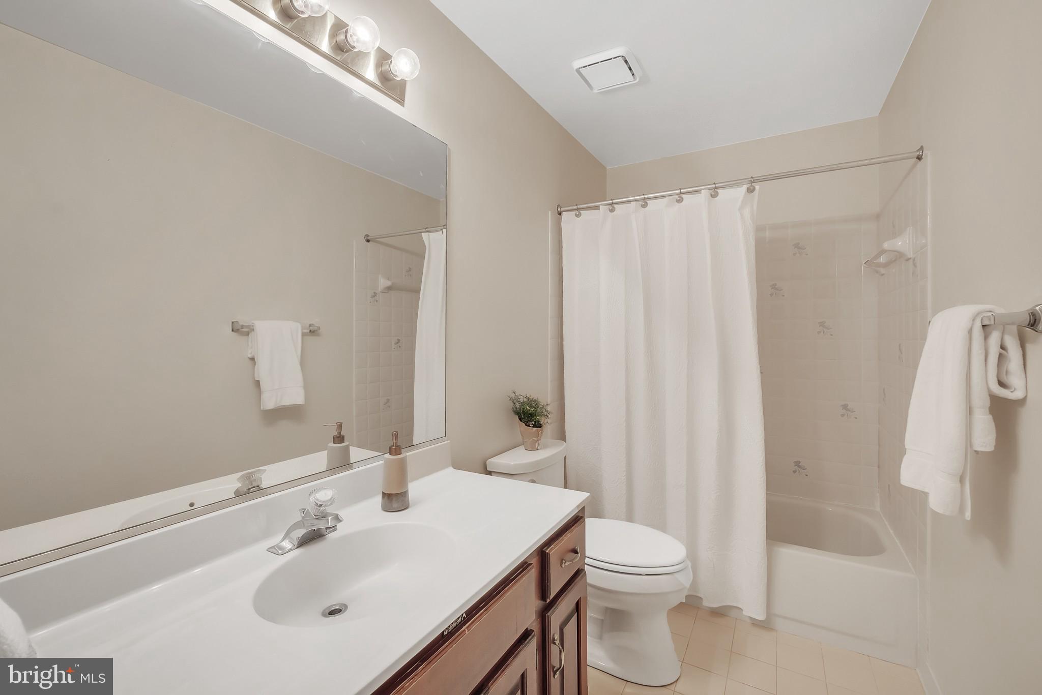 6628 Old Chesterbrook Road McLean, VA 22101 - Photo 20 of 32 SPACIOUS HALLWAY BATHROOM