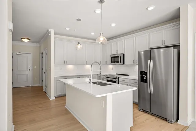 $3,750 | 2 Stratton Drive, Unit 102, Woburn, MA 01801