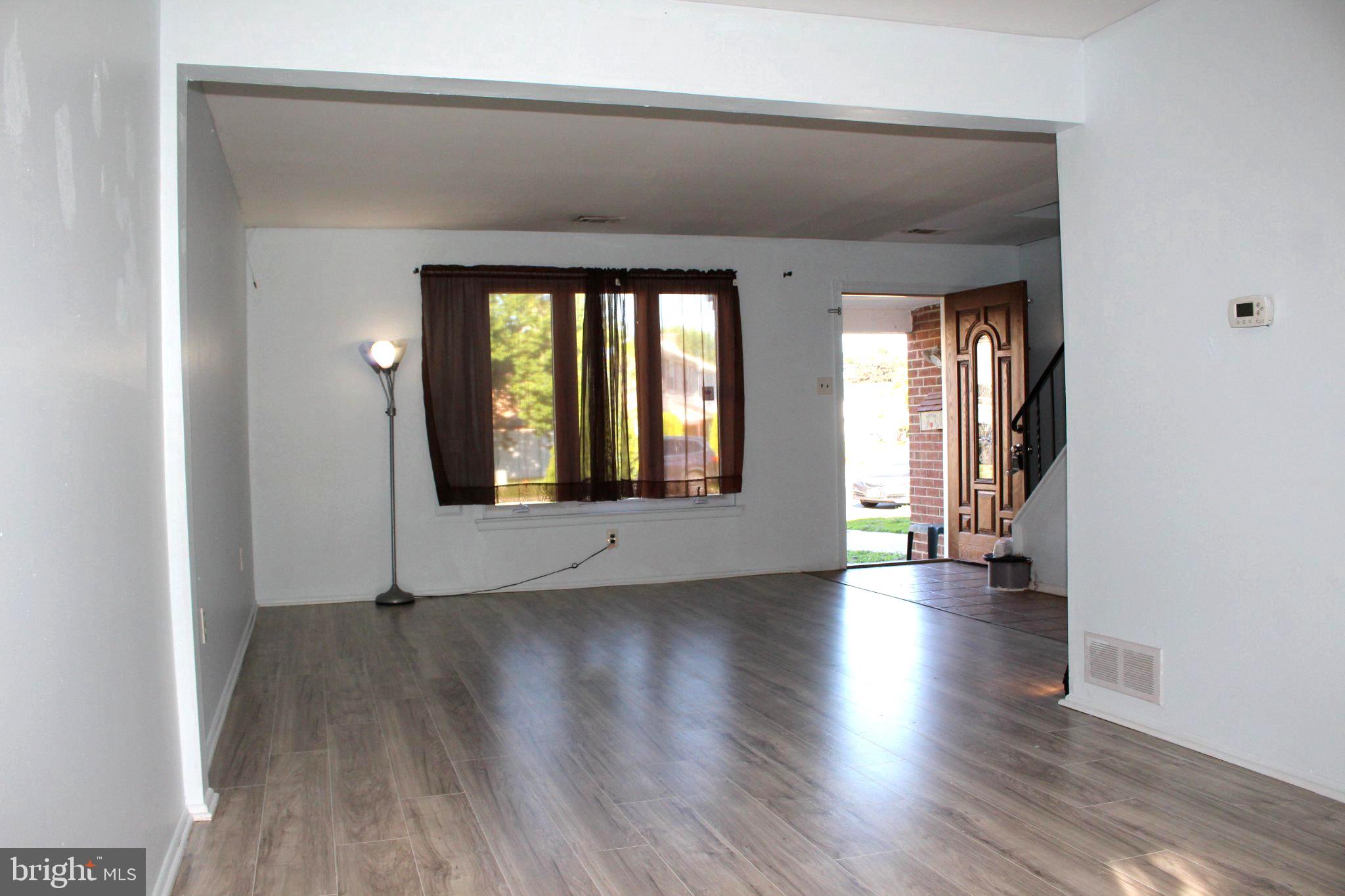 146 Oakmont Road Clementon, NJ 08021 - Photo 14 of 61 Spacious, sunlit entryway awaits you.