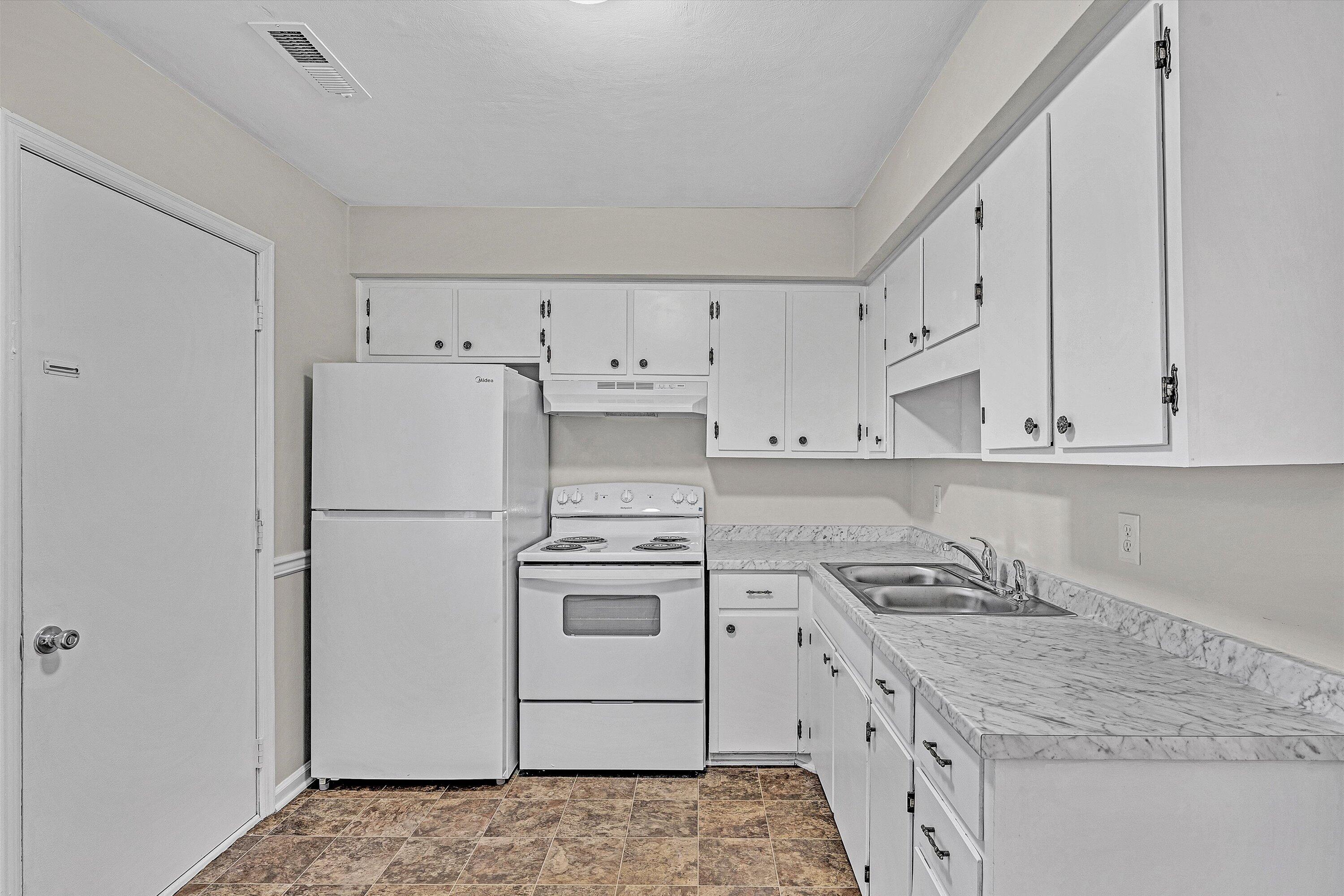 4524 Ohio Street Northeast, Unit 4528 Roanoke, VA 24019 - Photo 11 of 28 a kitchen with cabinets appliances and a counter space