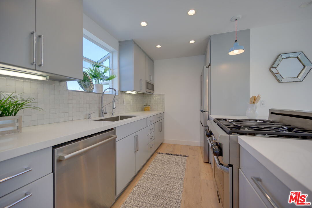 14 Reef Street, Unit 4 Marina del Rey, CA 90292 - Photo 8 of 34 Gallery Image 8