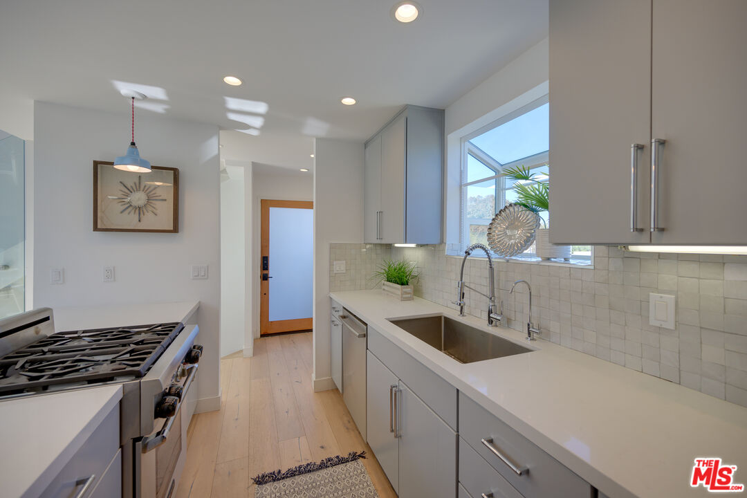 14 Reef Street, Unit 4 Marina del Rey, CA 90292 - Photo 10 of 34 Gallery Image 10