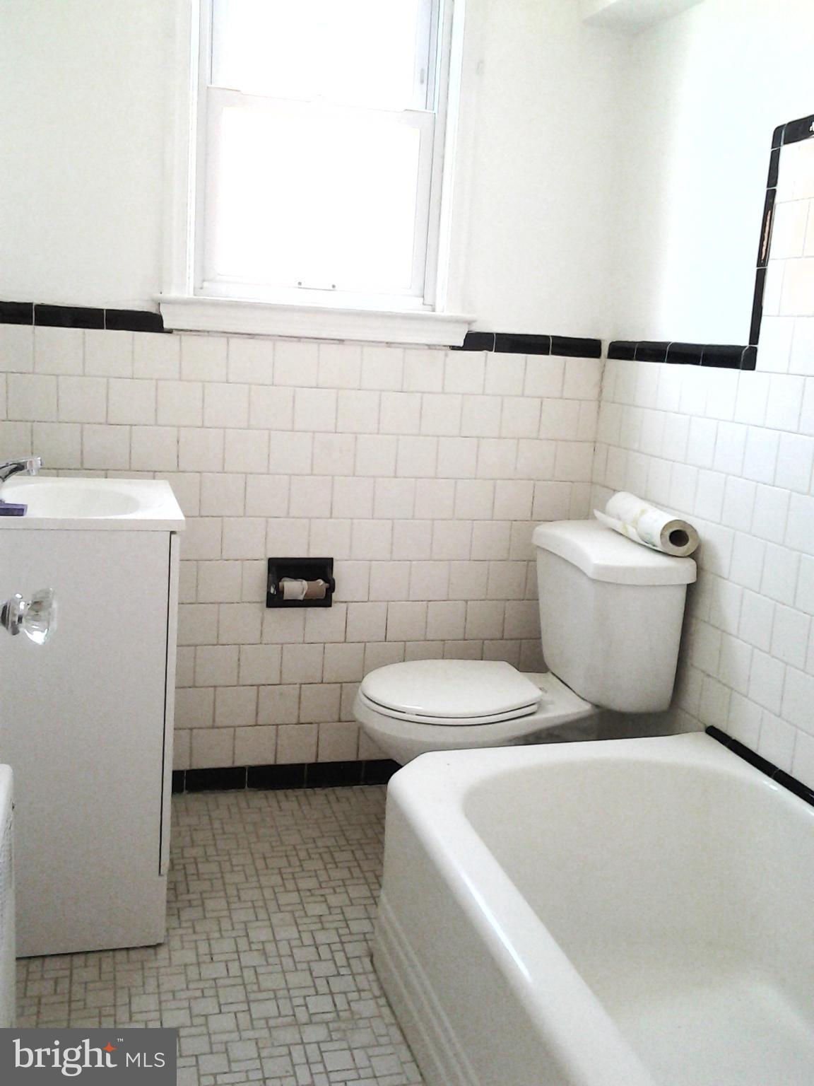 3731 Clarenell Road Baltimore, MD 21229 - Photo 14 of 18 Bath