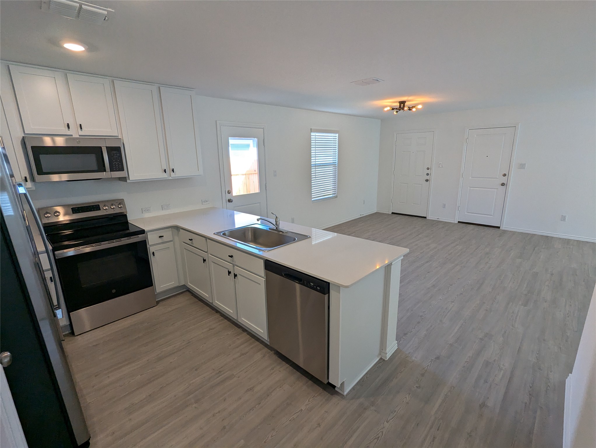 344 Marty Allen Loop Jarrell, TX 76537 - Photo 8 of 28