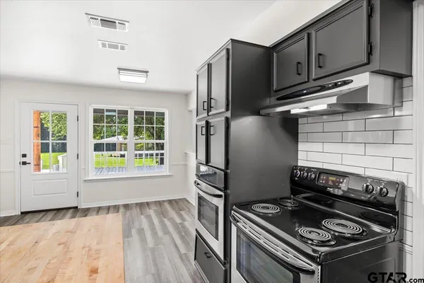 a view of a livingroom with a ceiling fan & entryway