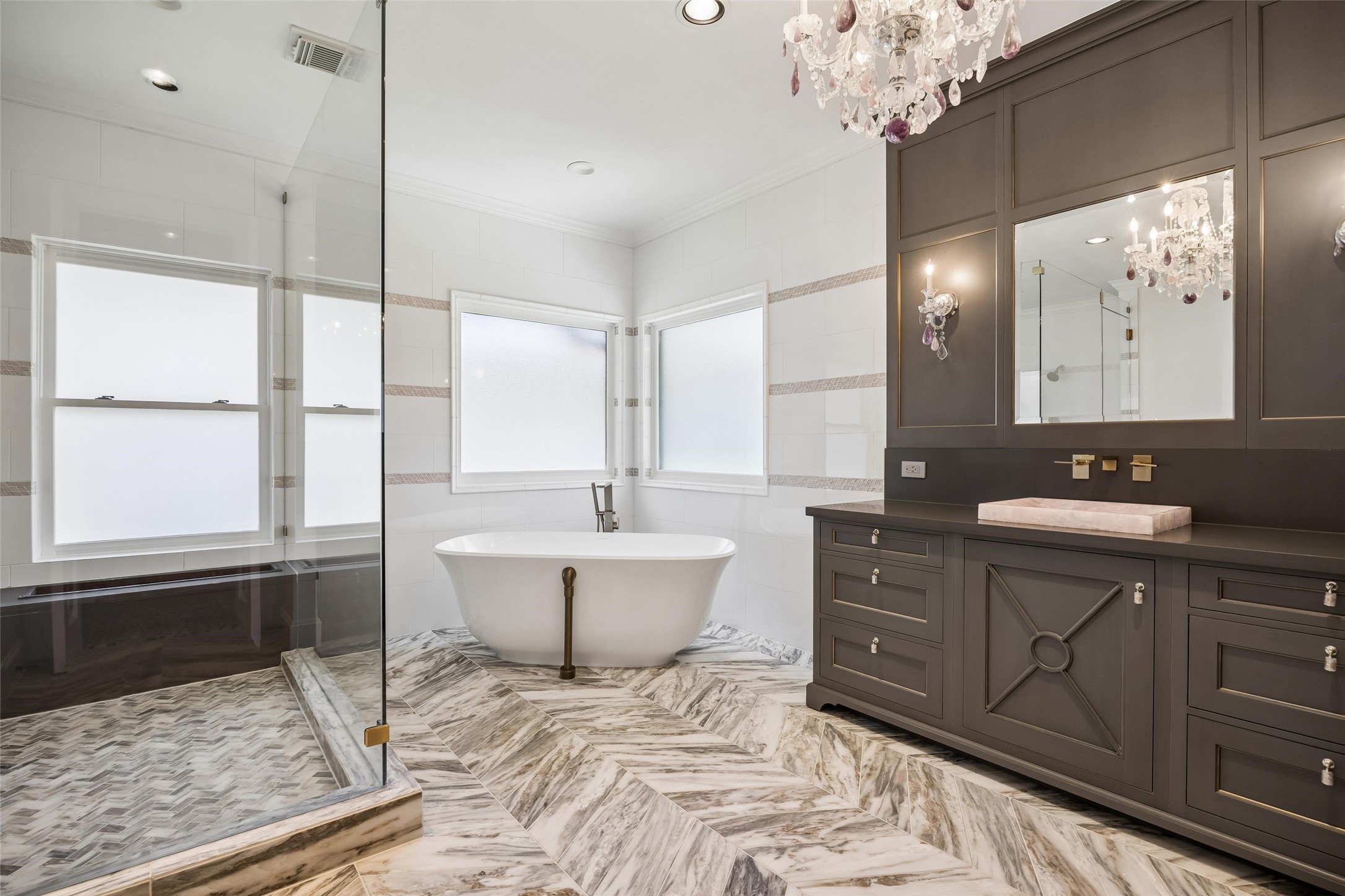 422 Pinewold Drive Houston, TX 77056 - Photo 29 of 49 a bathroom with a sink mirror and a bathtub