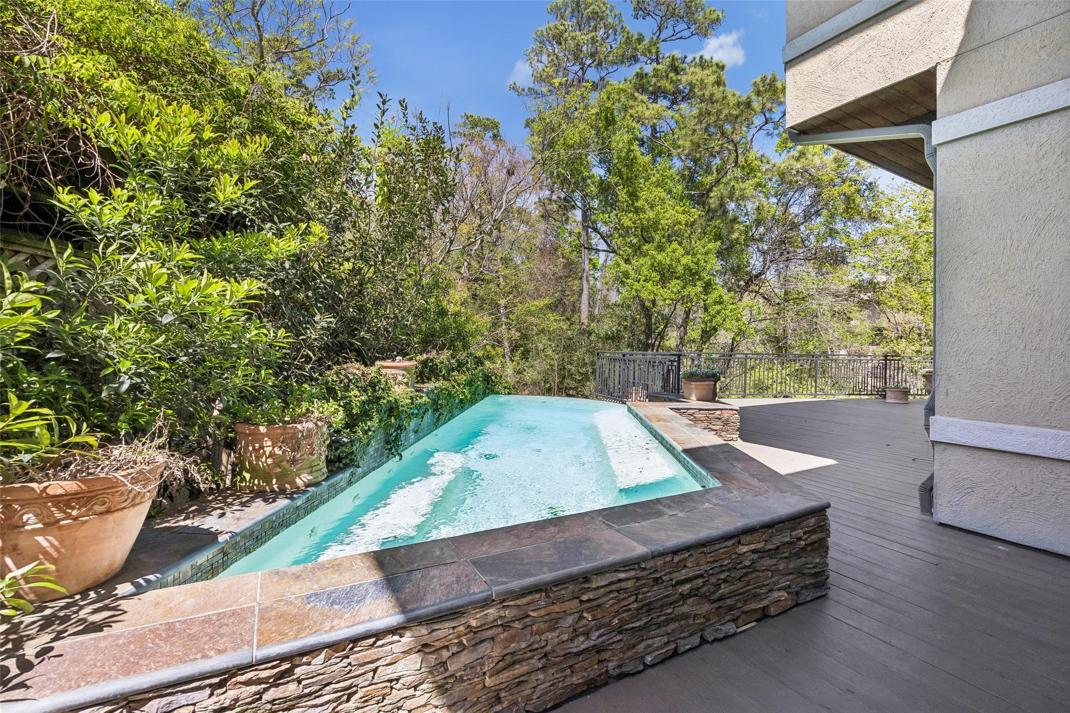 422 Pinewold Drive Houston, TX 77056 - Photo 44 of 49 a view of a back yard of the house