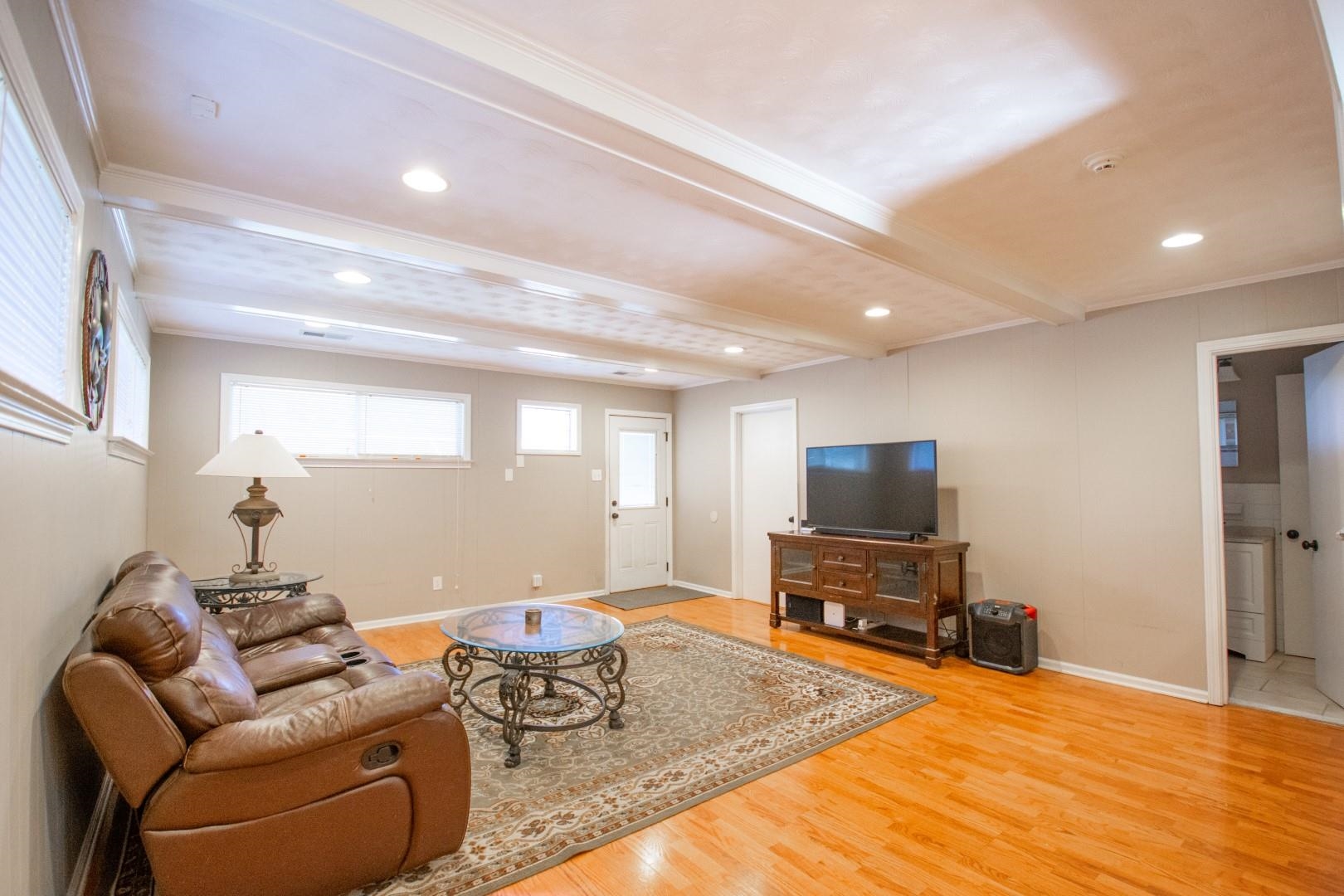 5006 New Castle Road Memphis, TN 38117 - Photo 11 of 20 a living room with furniture and a flat screen tv