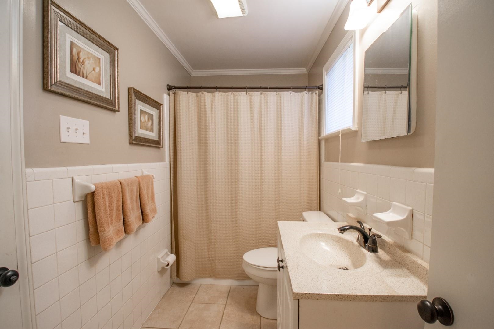 5006 New Castle Road Memphis, TN 38117 - Photo 16 of 20 a bathroom with a sink toilet and shower