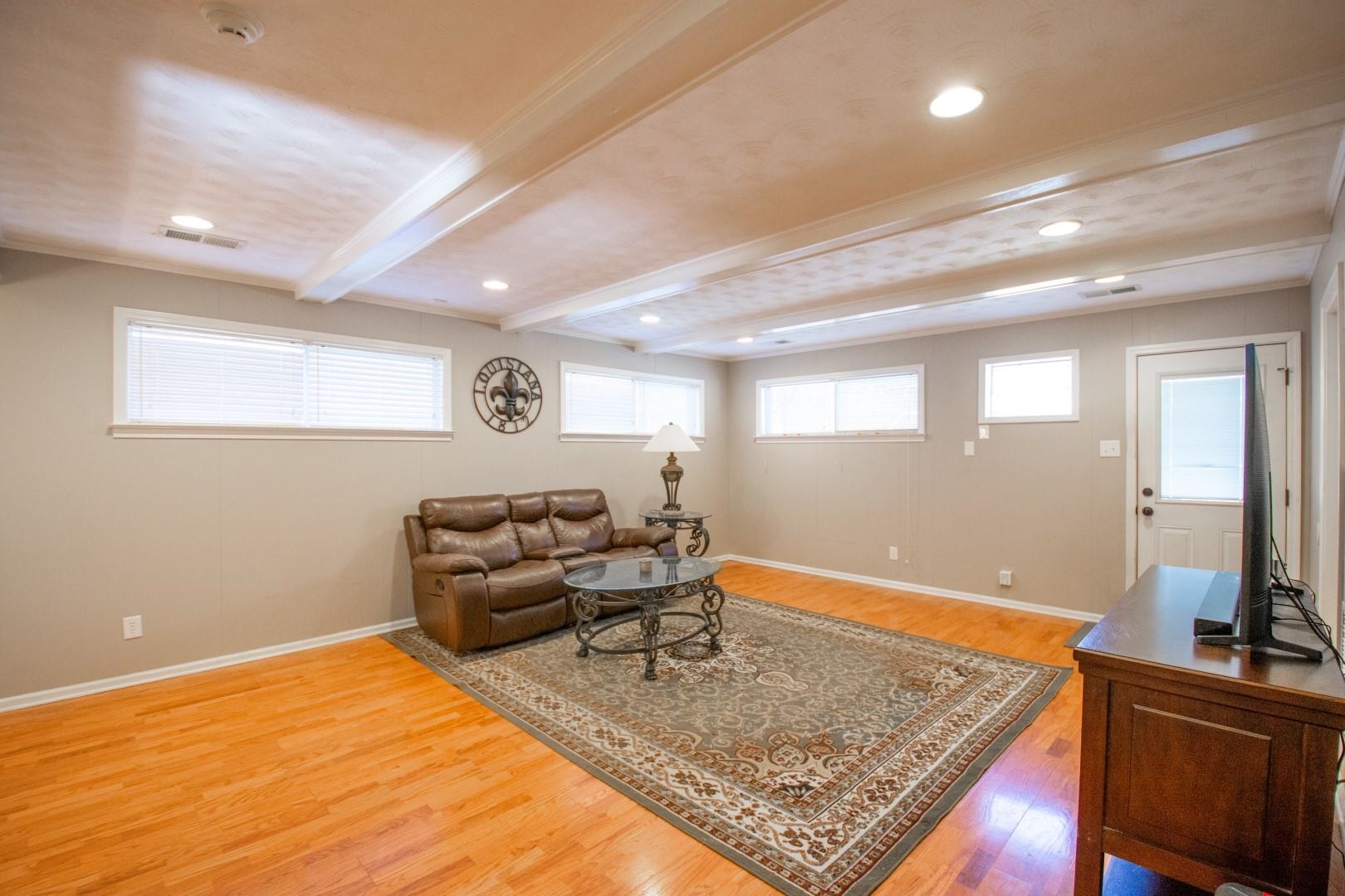 5006 New Castle Road Memphis, TN 38117 - Photo 19 of 20 a living room with furniture and a flat screen tv