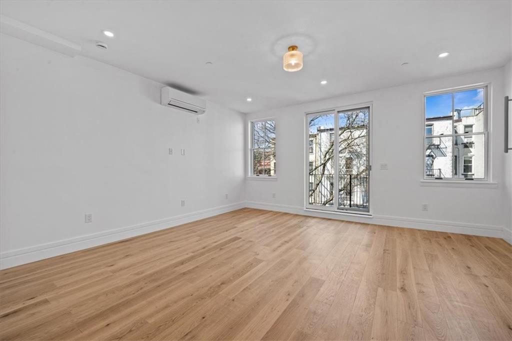 147 Luquer Street, Unit 3 Brooklyn, NY 11231 - Photo 5 of 17 Living room/ Dining room