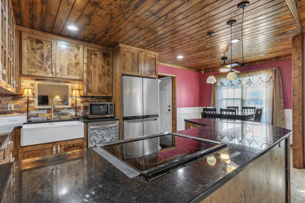 429 Red Oak Court Monroe, GA 30655 - Photo 10 of 40 a kitchen with stainless steel appliances granite countertop a sink a stove and a refrigerator