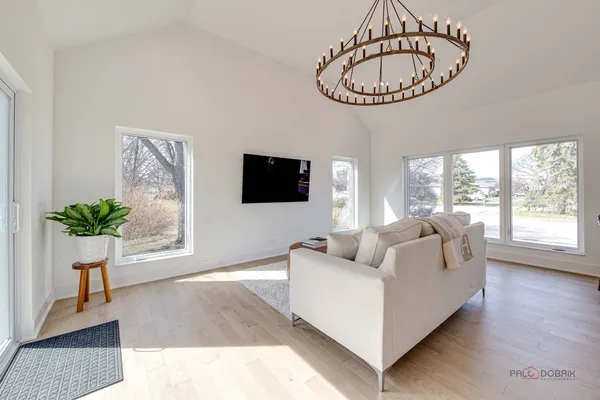$650,000 | 19 Marina Drive, Des Plaines, IL 60016