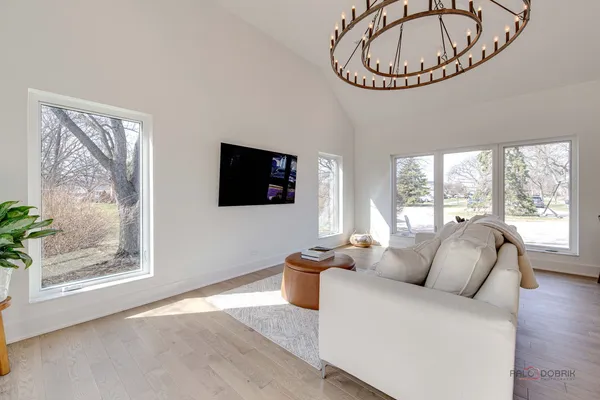 $650,000 | 19 Marina Drive, Des Plaines, IL 60016