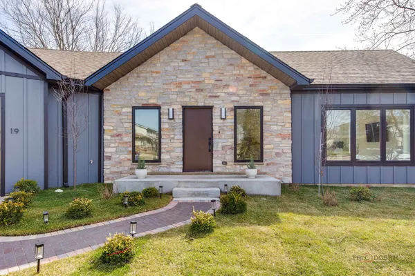 $650,000 | 19 Marina Drive, Des Plaines, IL 60016