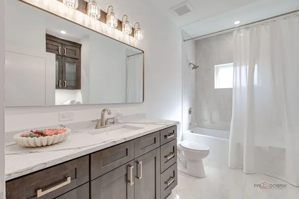 $650,000 | 19 Marina Drive, Des Plaines, IL 60016