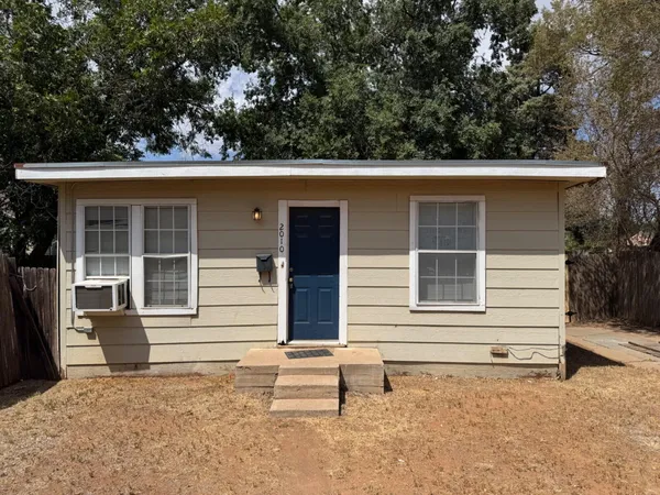 $450 | 2010 32nd Street, Lubbock, TX 79411