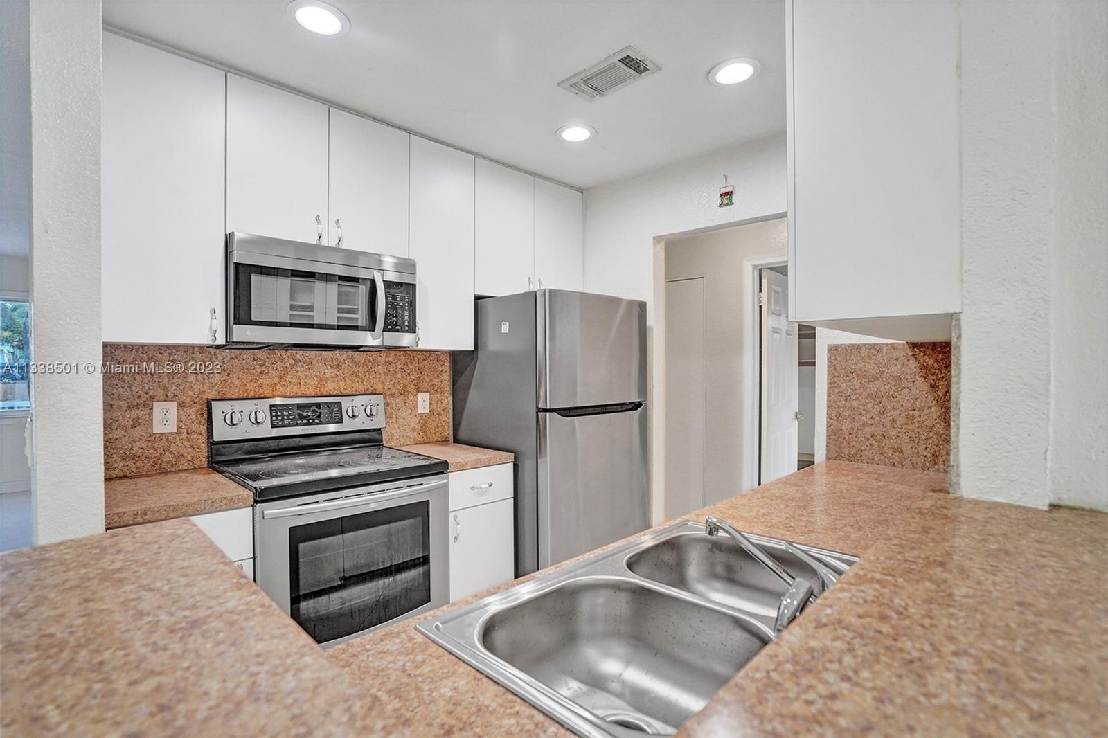 2124 North Park Road Hollywood, FL 33021 - Photo 8 of 43