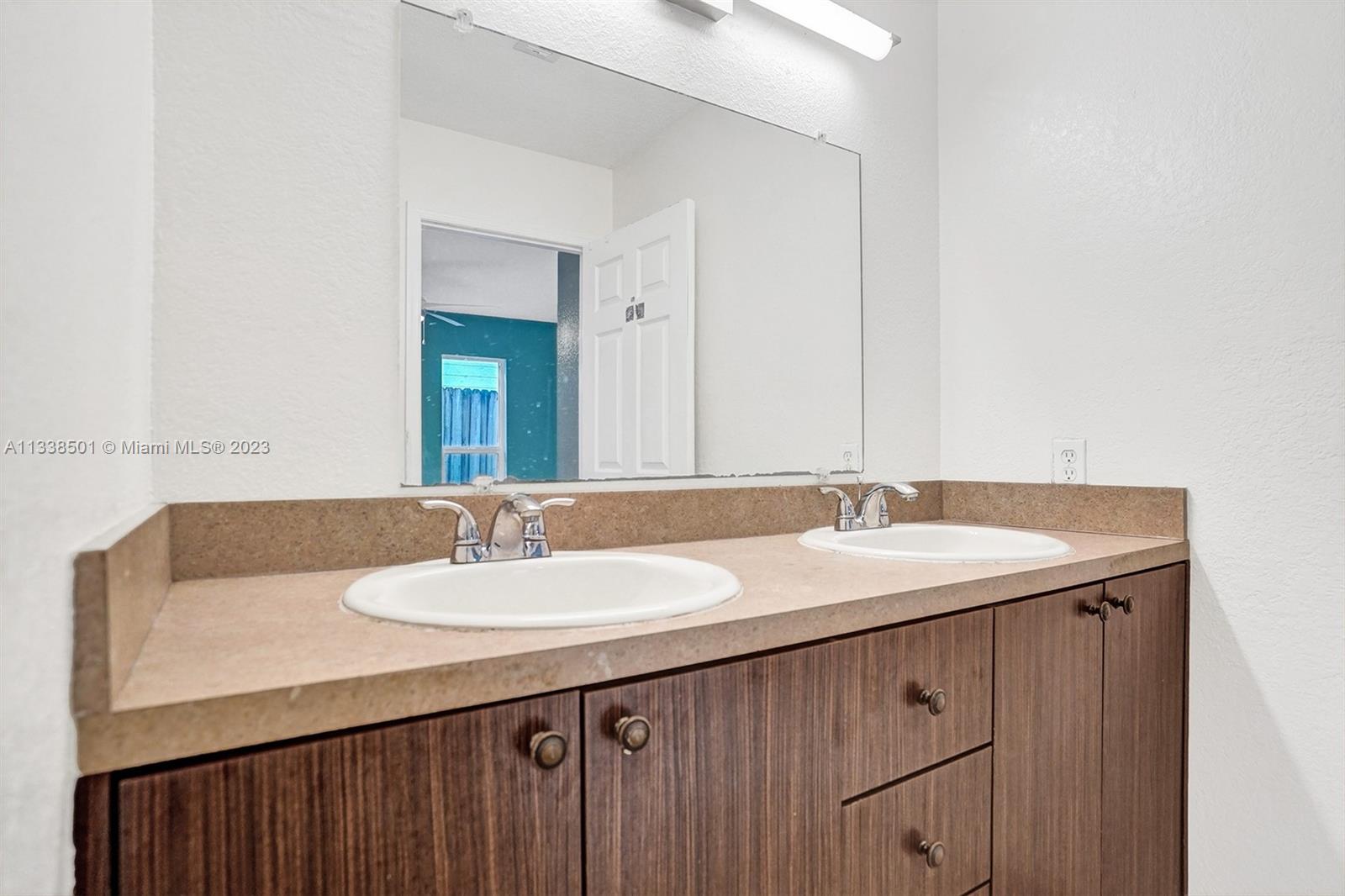 2124 North Park Road Hollywood, FL 33021 - Photo 9 of 43