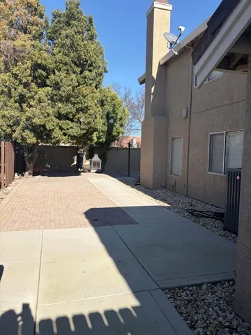 a view of backyard of the house