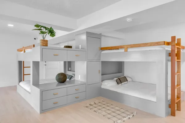 a view of livingroom with furniture and ceiling fan