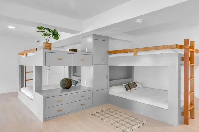 a view of livingroom with furniture and ceiling fan