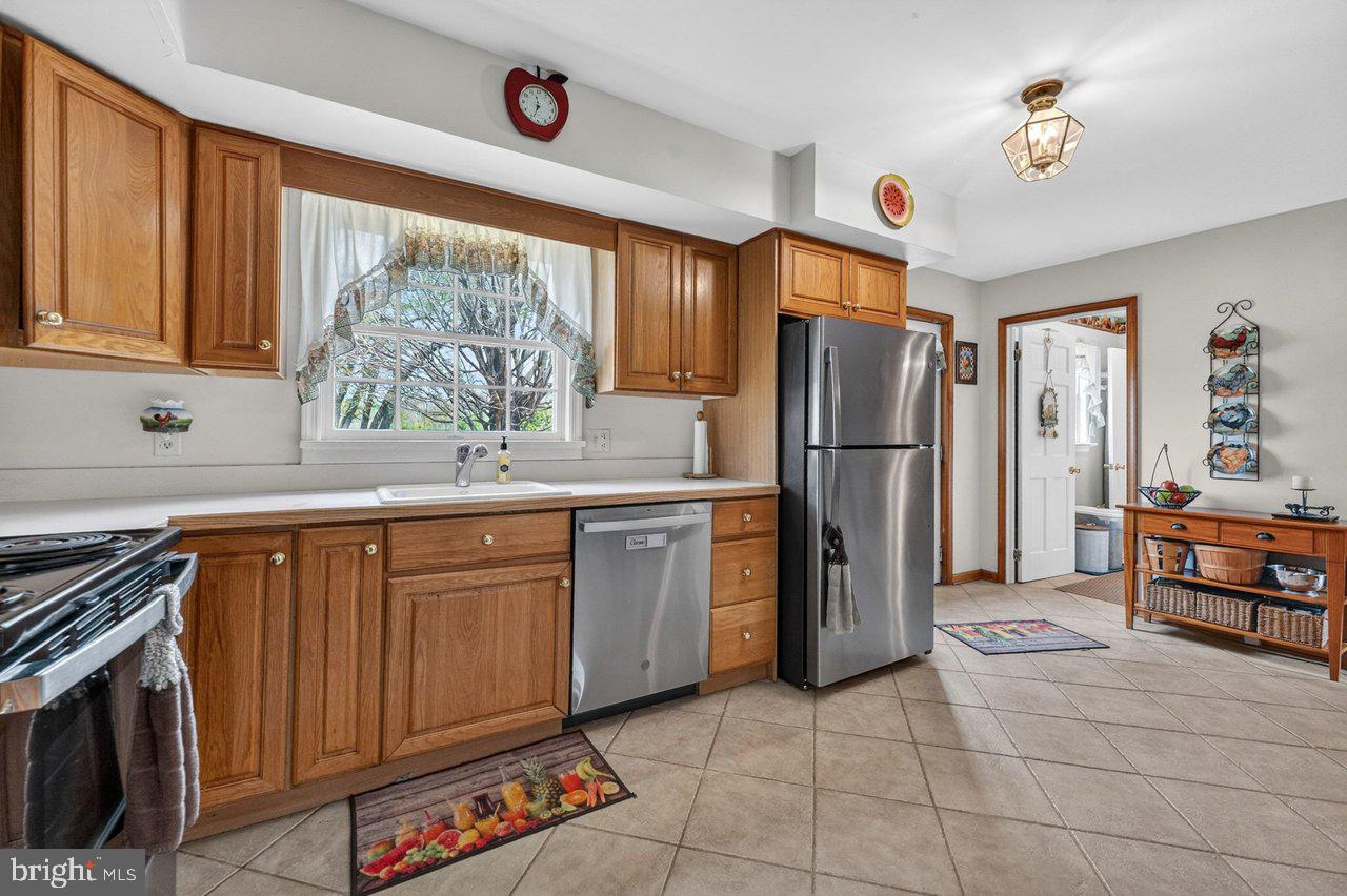 158 Chesterfield Georgetown Road Chesterfield, NJ 08515 - Photo 13 of 48 Warm and inviting kitchen space.