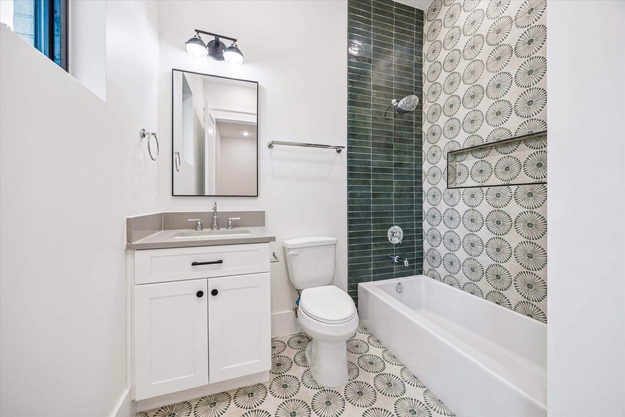 431 West 30th Street Houston, TX 77018 - Photo 25 of 36 Bedroom 3 - En-Suite bathroom