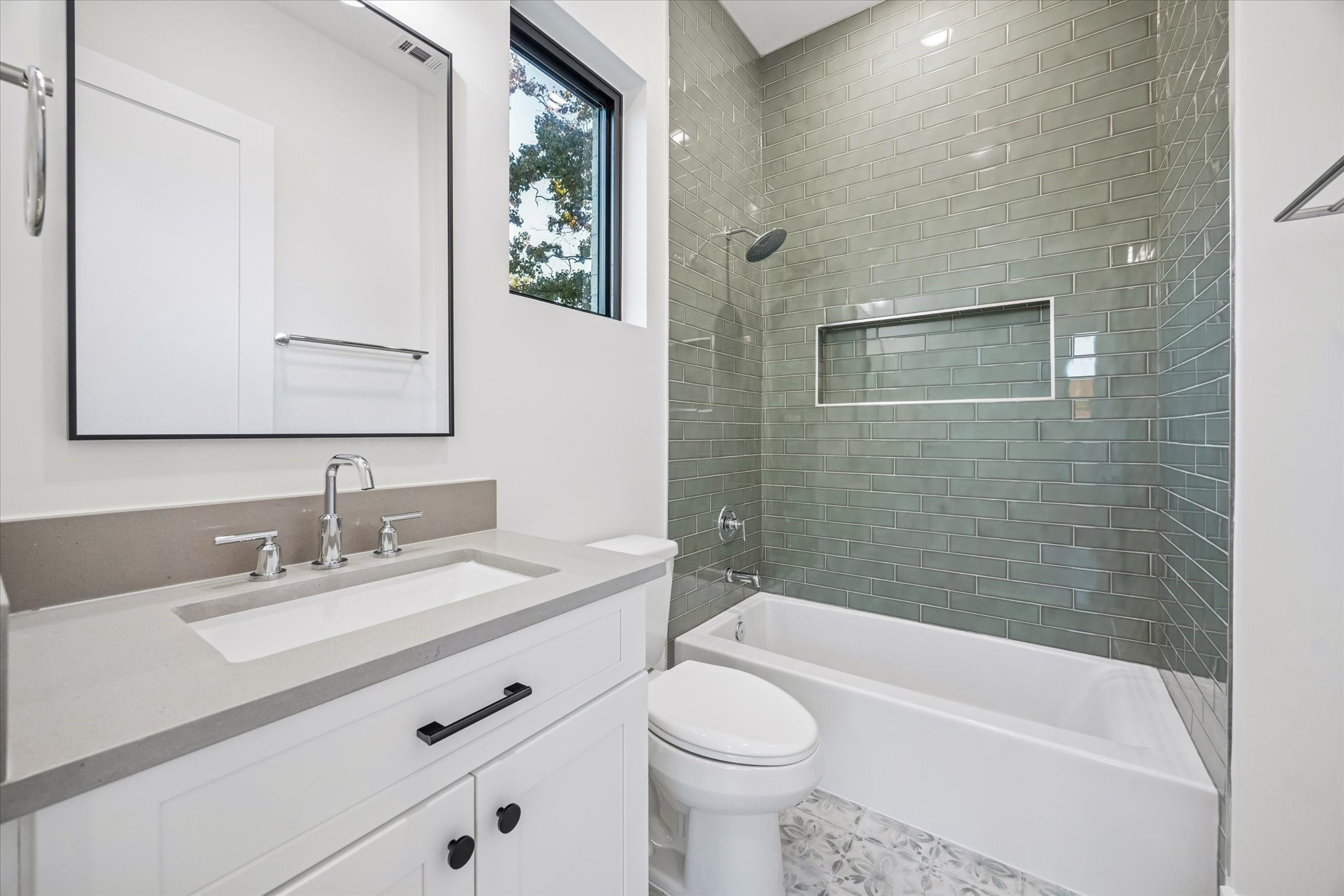 431 West 30th Street Houston, TX 77018 - Photo 27 of 36 Bedroom 4- En-Suite bathroom