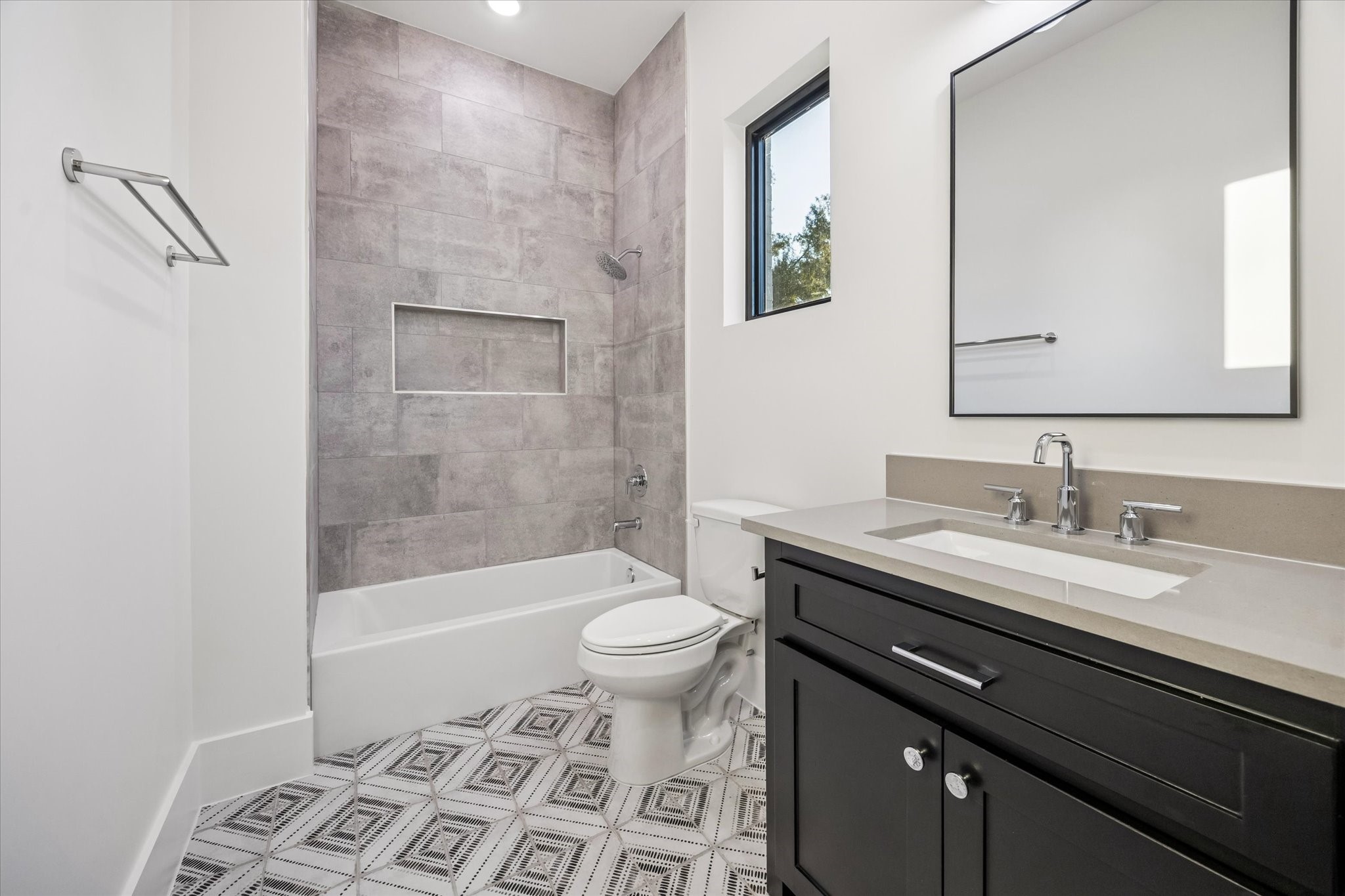 431 West 30th Street Houston, TX 77018 - Photo 29 of 36 Bedroom 5 - EnS-Suite bathroom