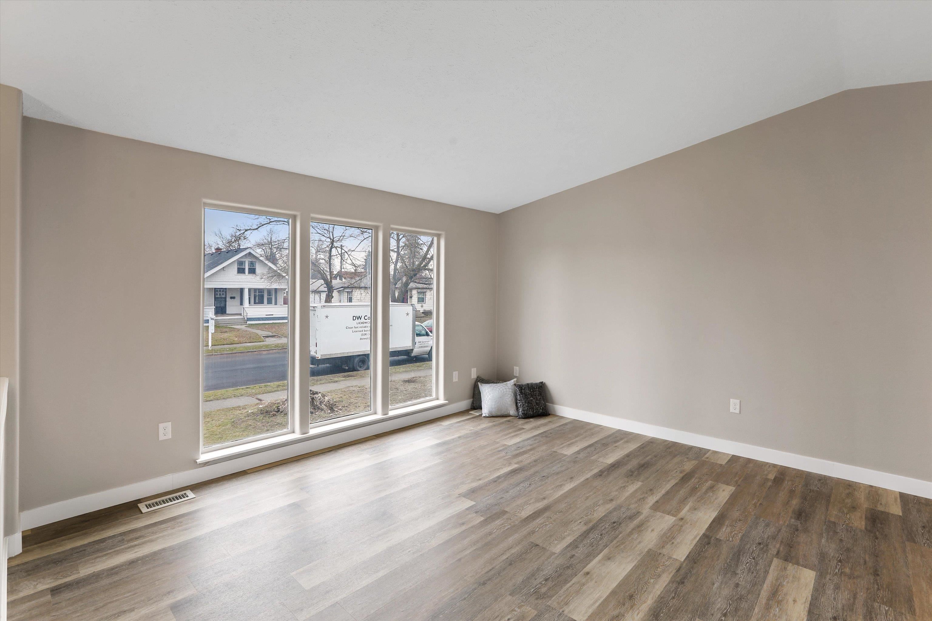 308 East Crown Avenue Spokane, WA 99207 - Photo 3 of 22