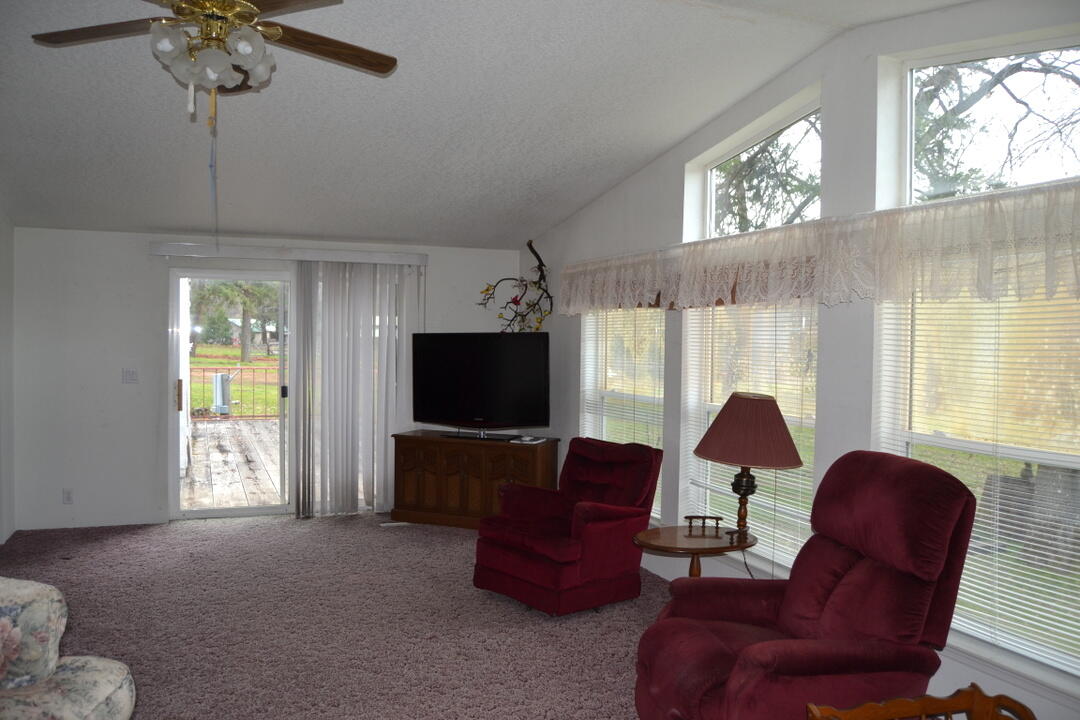 1922 Upper Applegate Road Jacksonville, OR 97530 - Photo 6 of 28 Family Room