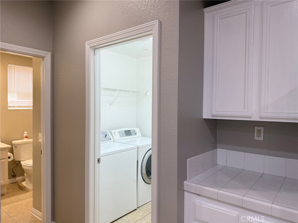 4547 Nicole Way Riverside, CA 92501 - Photo 10 of 36 a utility room with dryer and washer