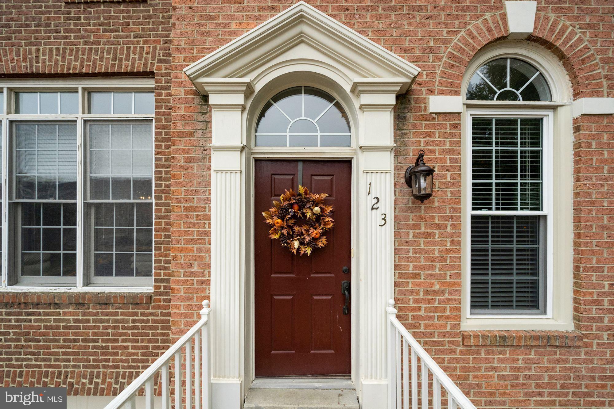 123 Roland Court Southwest Vienna, VA 22180 - Photo 2 of 34 Handsome architectural details