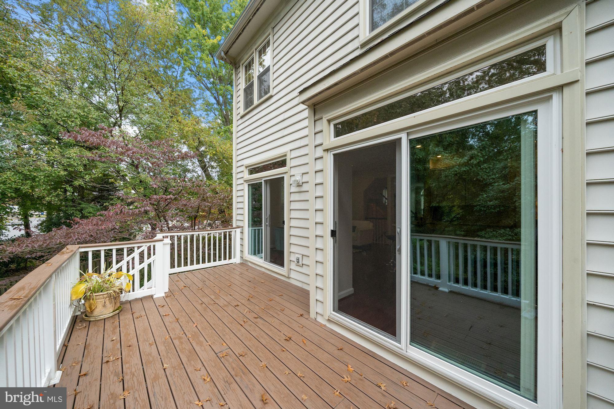 123 Roland Court Southwest Vienna, VA 22180 - Photo 15 of 34 Deck off family room and kitchen
