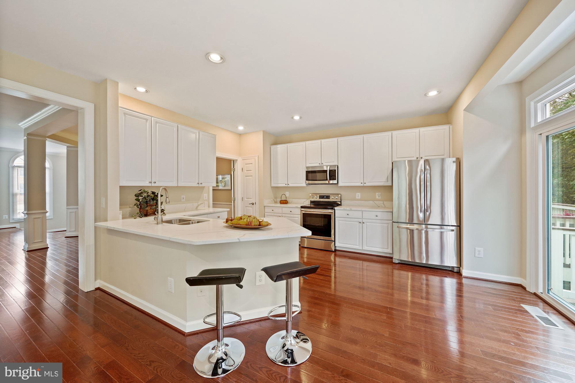 123 Roland Court Southwest Vienna, VA 22180 - Photo 7 of 34 Large open concept kitchenops