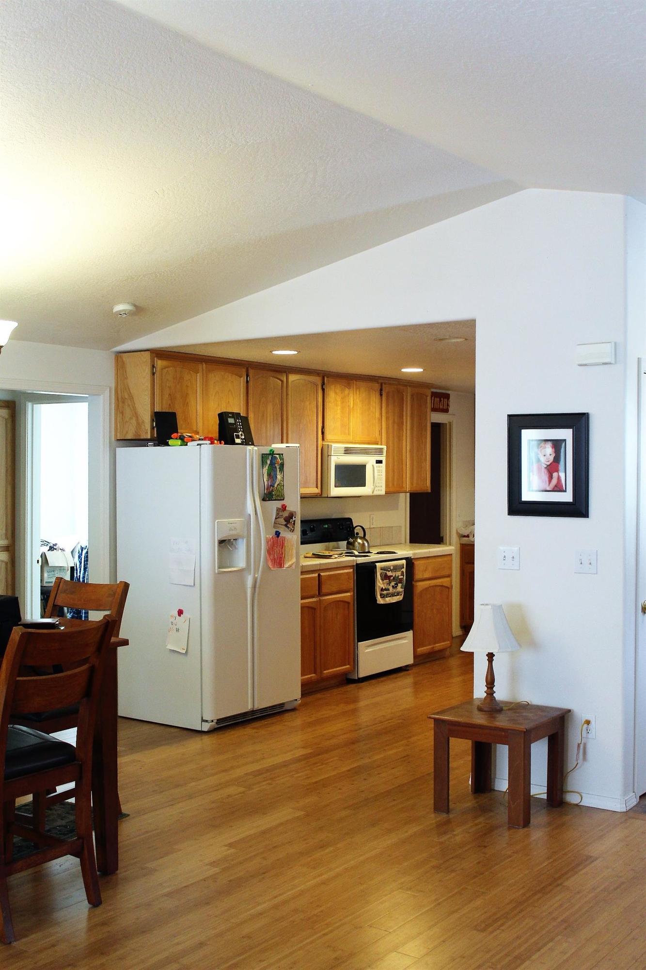 991 Ridgeview Drive Eagle Point, OR 97524 - Photo 4 of 6 kitchen/dining