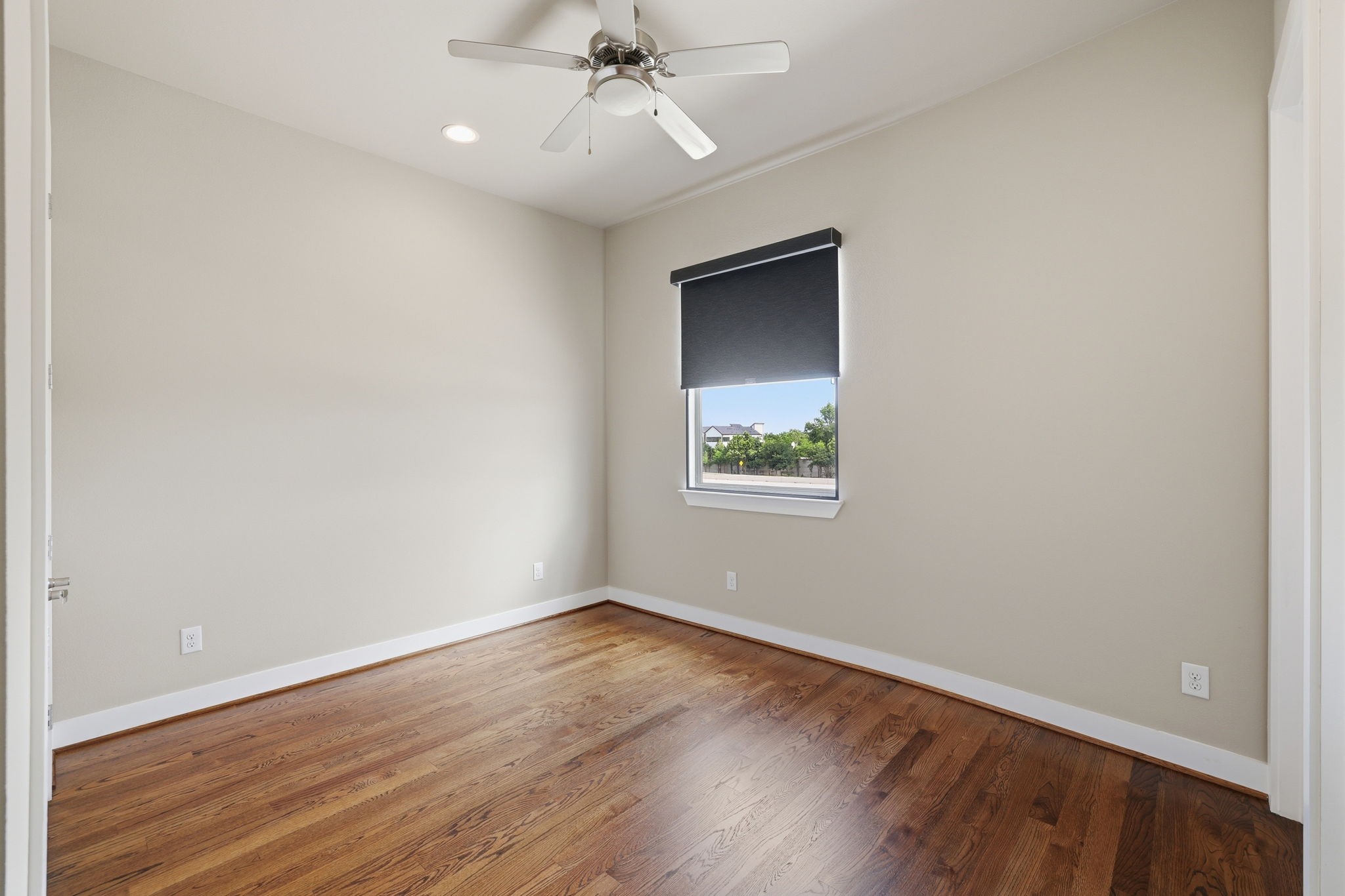 4102 Marina Street Houston, TX 77007 - Photo 24 of 32 Secondary bedroom on 3rd floor with beautiful hardwood floors and ensuite bath.