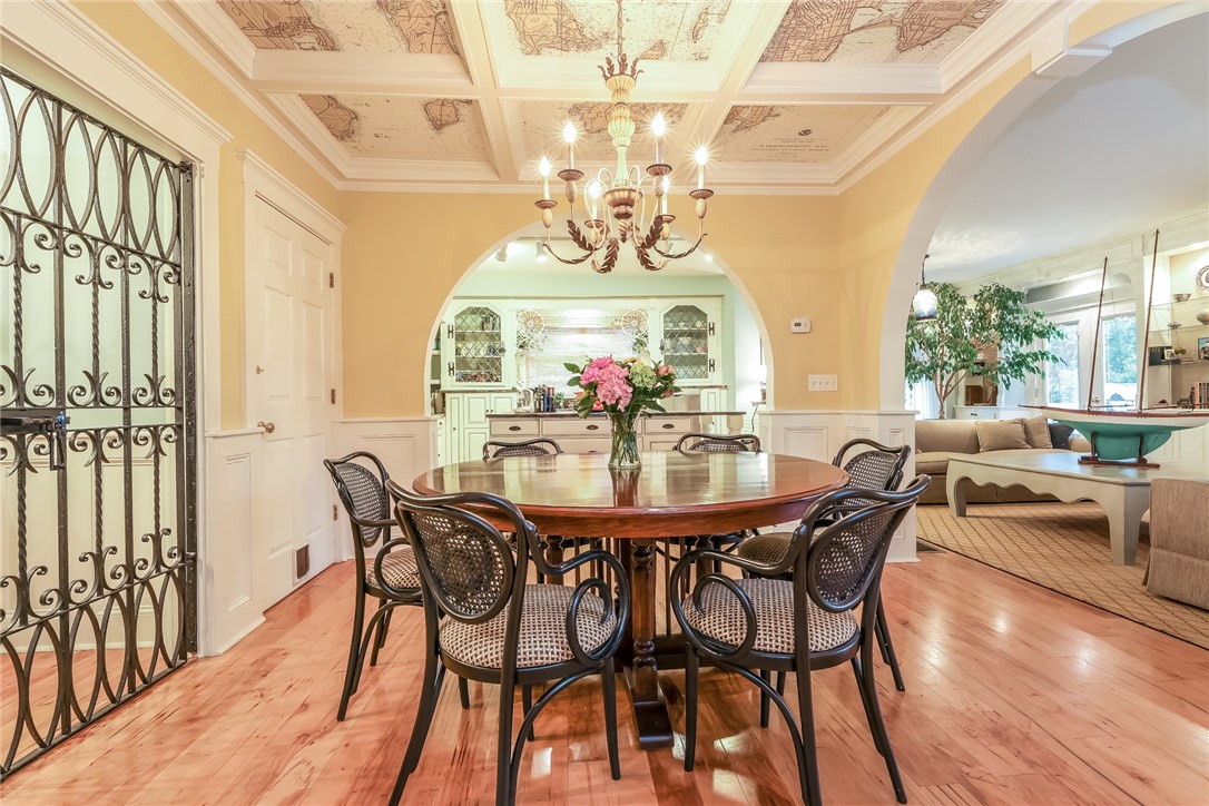 32 Broad Street Warren, RI 02885 - Photo 7 of 40 Informal dining area off kitchen and family room.
