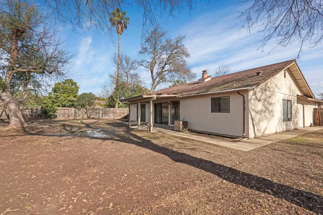 a view of a backyard