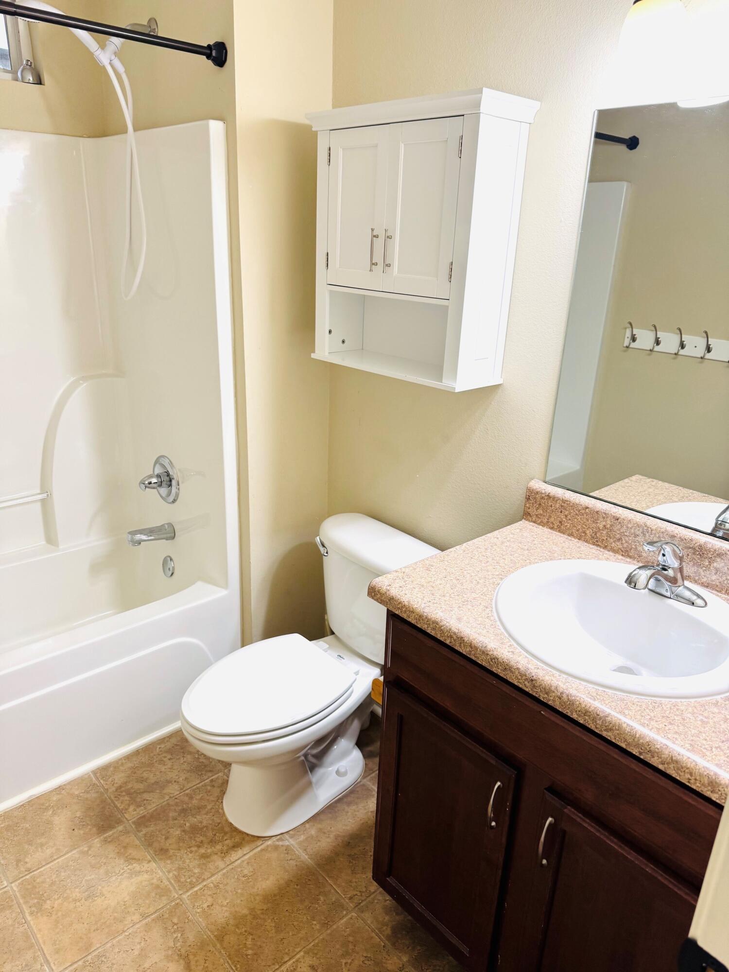 594 Hunters Ridge Road DeFuniak Springs, FL 32433 - Photo 14 of 17 a bathroom with a sink a toilet and a bathtub