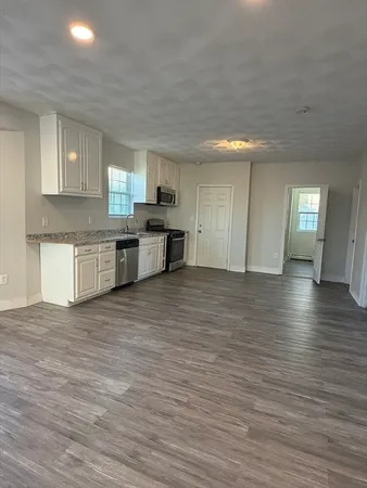 $2,400 | 539-541 North Front Street, Unit 2, New Bedford, MA 02745