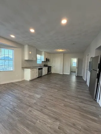 $2,400 | 539-541 North Front Street, Unit 2, New Bedford, MA 02745