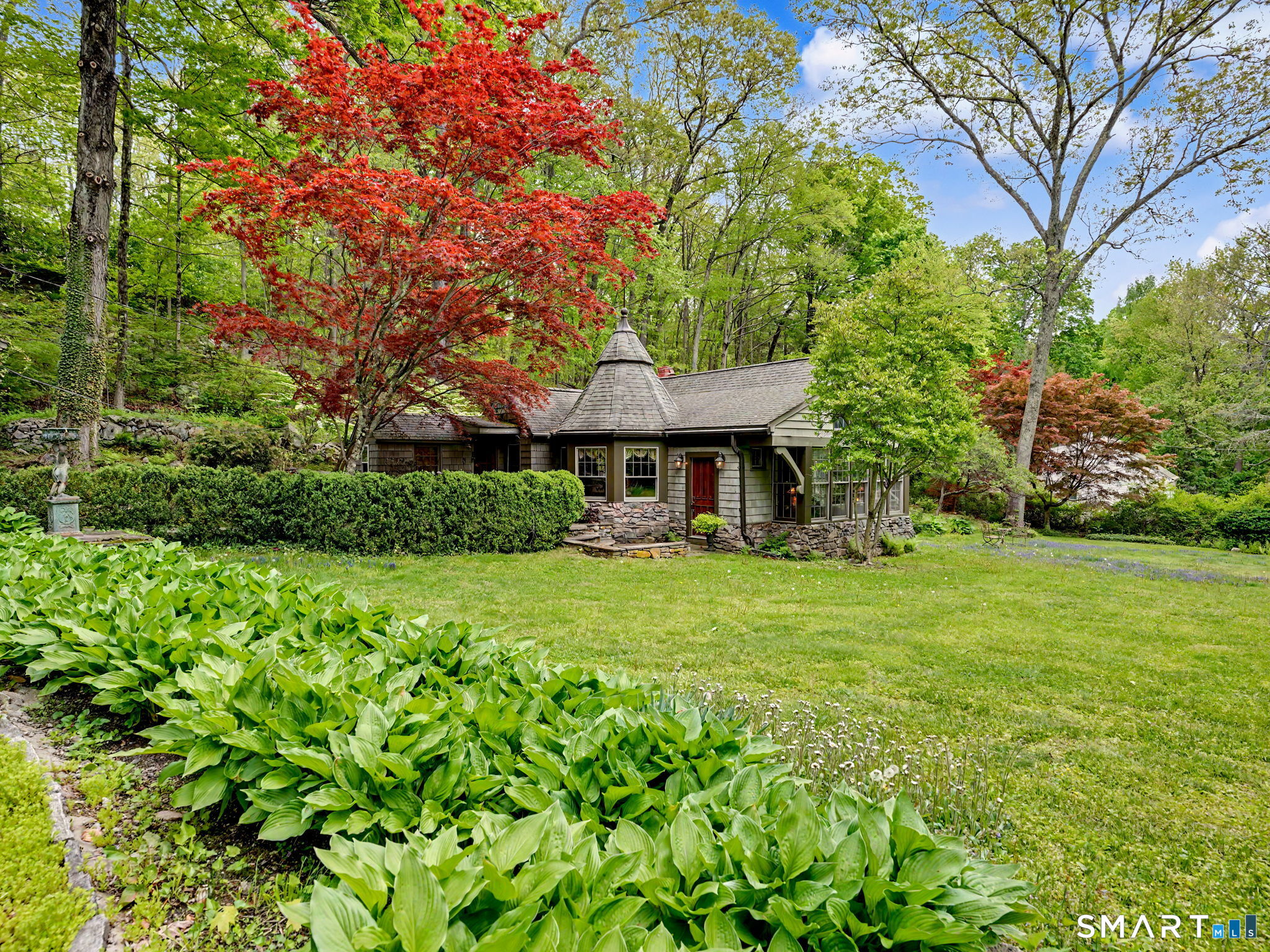 a view of a house with a yard