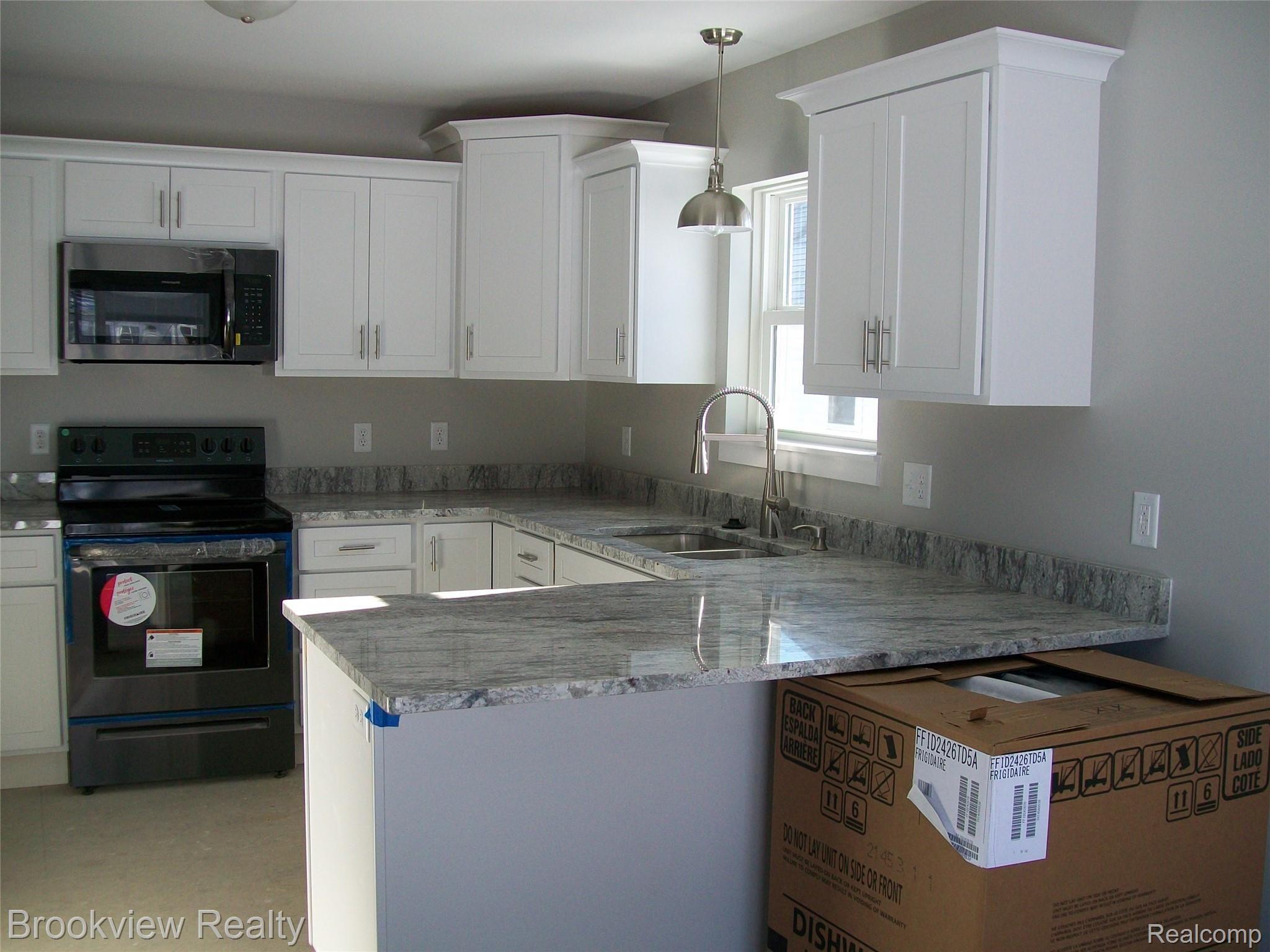 2970 Longview Avenue Rochester, MI 48307 - Photo 7 of 28 100_1060.JPG