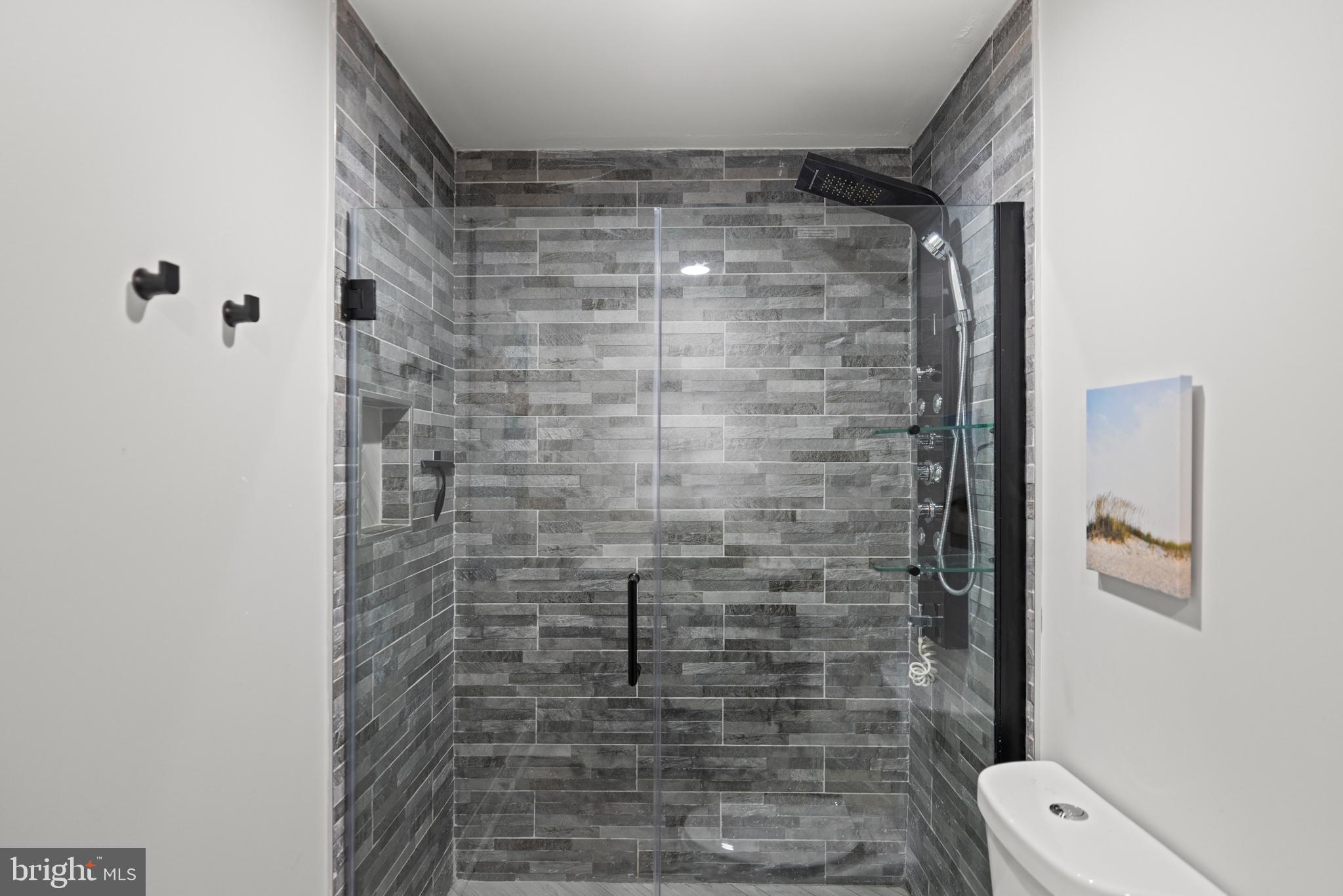 12621 High Meadow Road North Potomac, MD 20878 - Photo 21 of 38 Glass Door Shower w/ Designer Tile